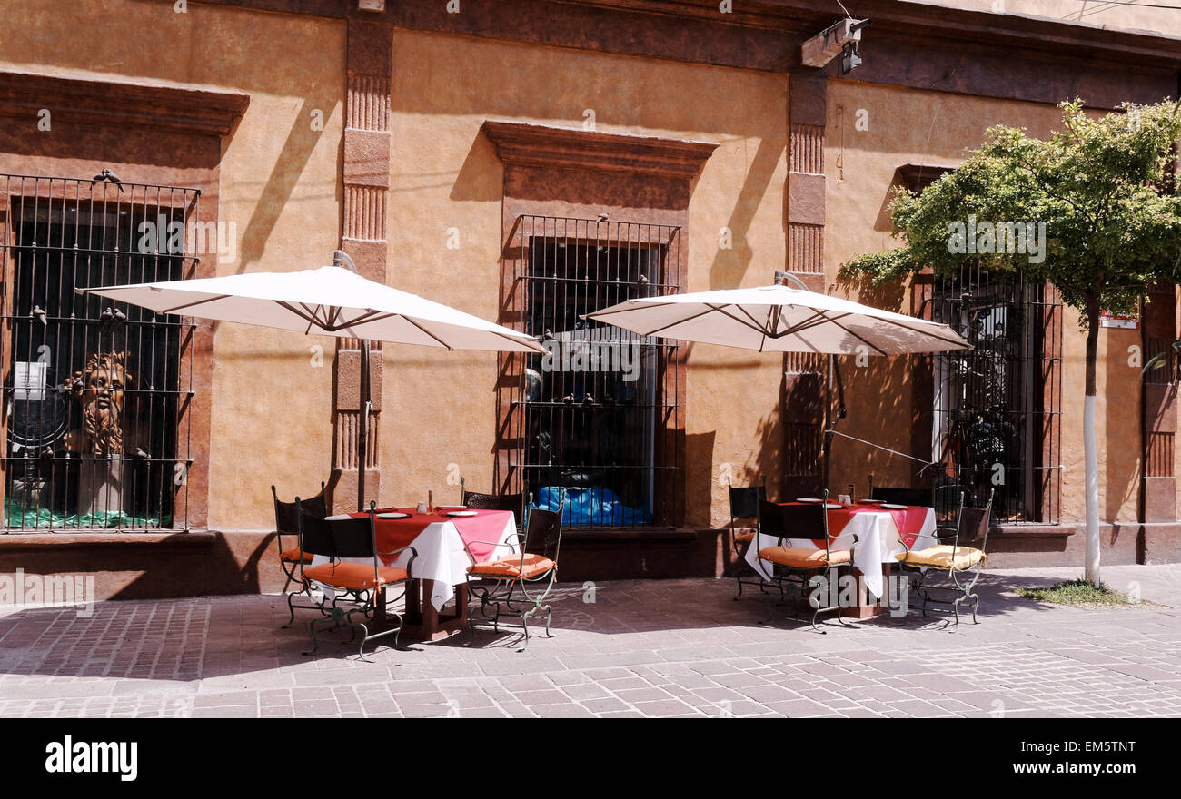 Simmetrici all'esterno due tavoli da pranzo in un ristorante a San Pedro Tlaquepaque, Jalisco, Messico Foto Stock