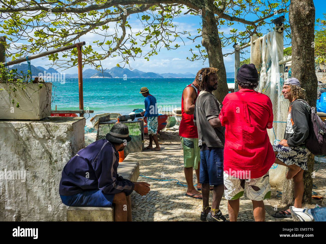 Il Brasile, Rio de Janeiro, le persone nella Colonia De isole Pescadores della spiaggia di Copacabana Foto Stock