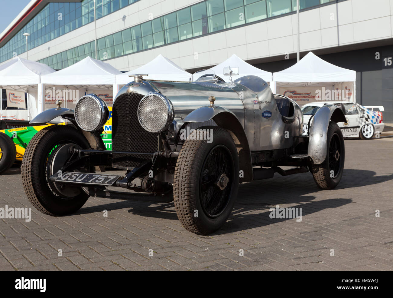 Un classico 1926, Argento Bentley 3, 4 1/2 (GSU 757) race car, sul display statico, al di fuori della "ala" edificio a Silverstone. Parte dei media ufficiali anteprima, giorno del 2015 anniversario d'argento Silverstone Classic. Foto Stock
