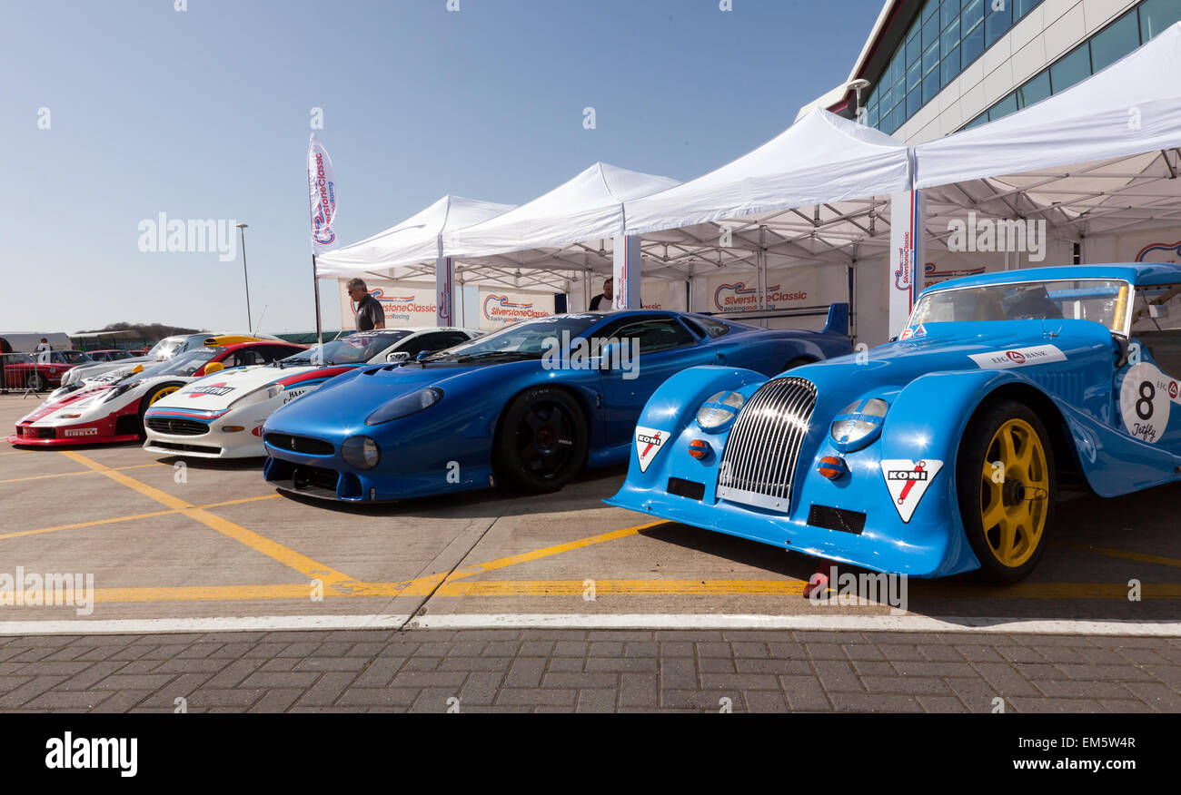 Una gamma di esotica raceing vetture fra cui una Morgan, due giaguari, una Mclaren e un portico, sulla visualizzazione statica, fuori l'ala' buiilding a Silverstone. Parte dei media ufficiali anteprima, giorno del 2015 anniversario d'argento Silverstone Classic Foto Stock