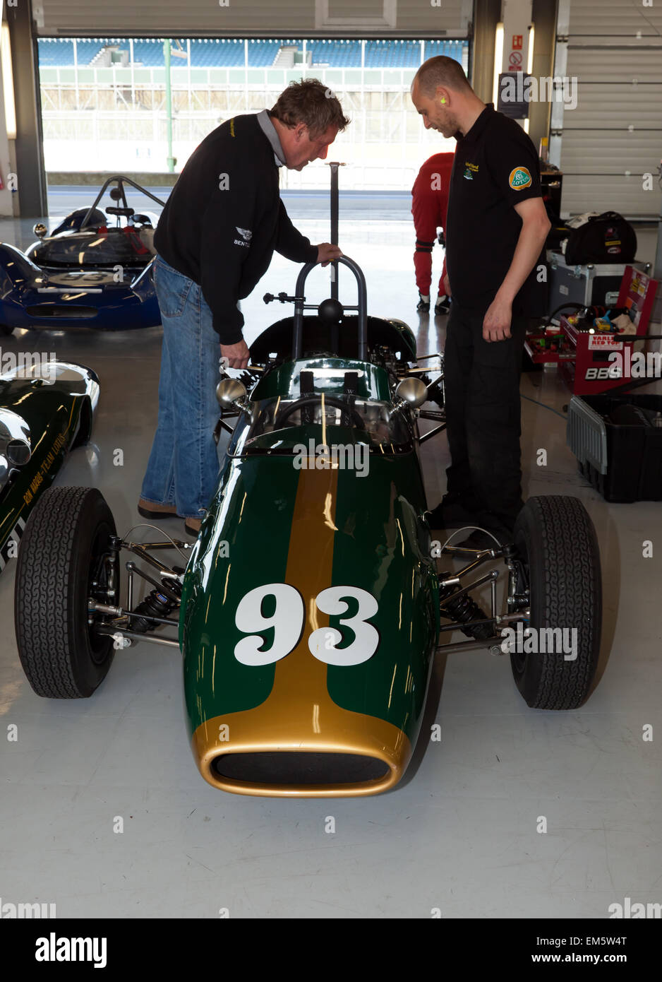 Lavori di meccanica su di una classica gara di auto nel garage a Silverstone. Fa parte di ufficiali di anteprima media giorno del 2015 anniversario d'argento Silverstone Classic Foto Stock