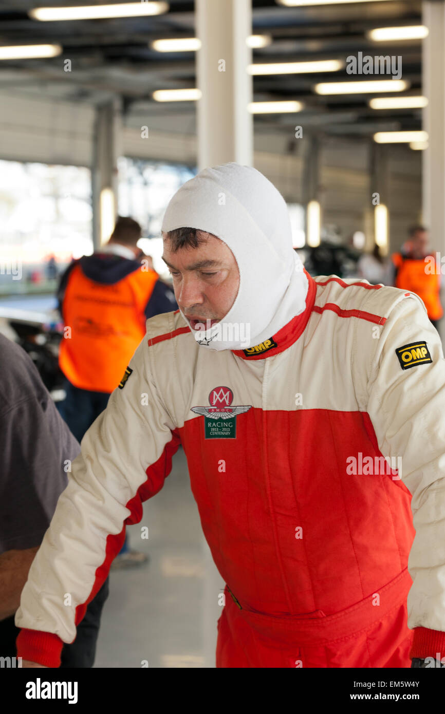 Un autista talkes al suo pit crew, nella zona del garage a Silverstone. Parte dei media ufficiali anteprima, giorno del 2015 anniversario d'argento Silverstone Classic Foto Stock