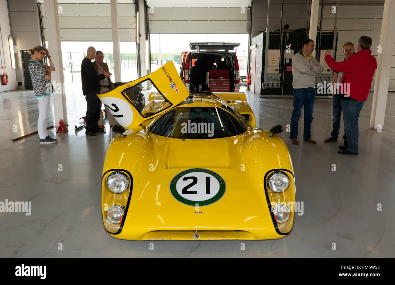 Steve Tandy il classico giallo 1969 T70 MK3B(c), Lola, in garage a Silverstone, Foto Stock