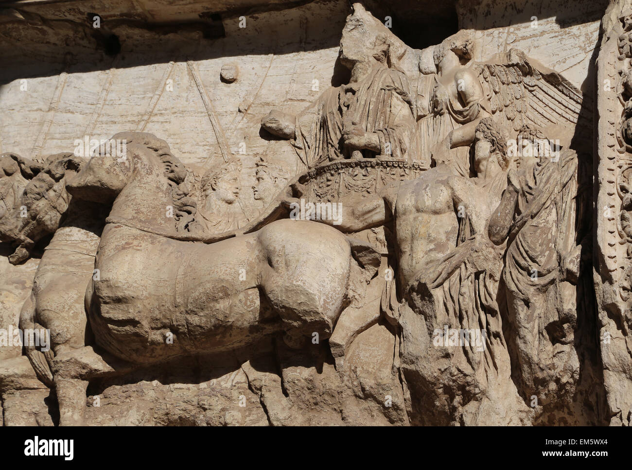 Arco di Tito. Costruito nel 82 d.c. Tito come triumphator frequentato da varie genni e lictors su quadriga. Roma.Italia. Foto Stock