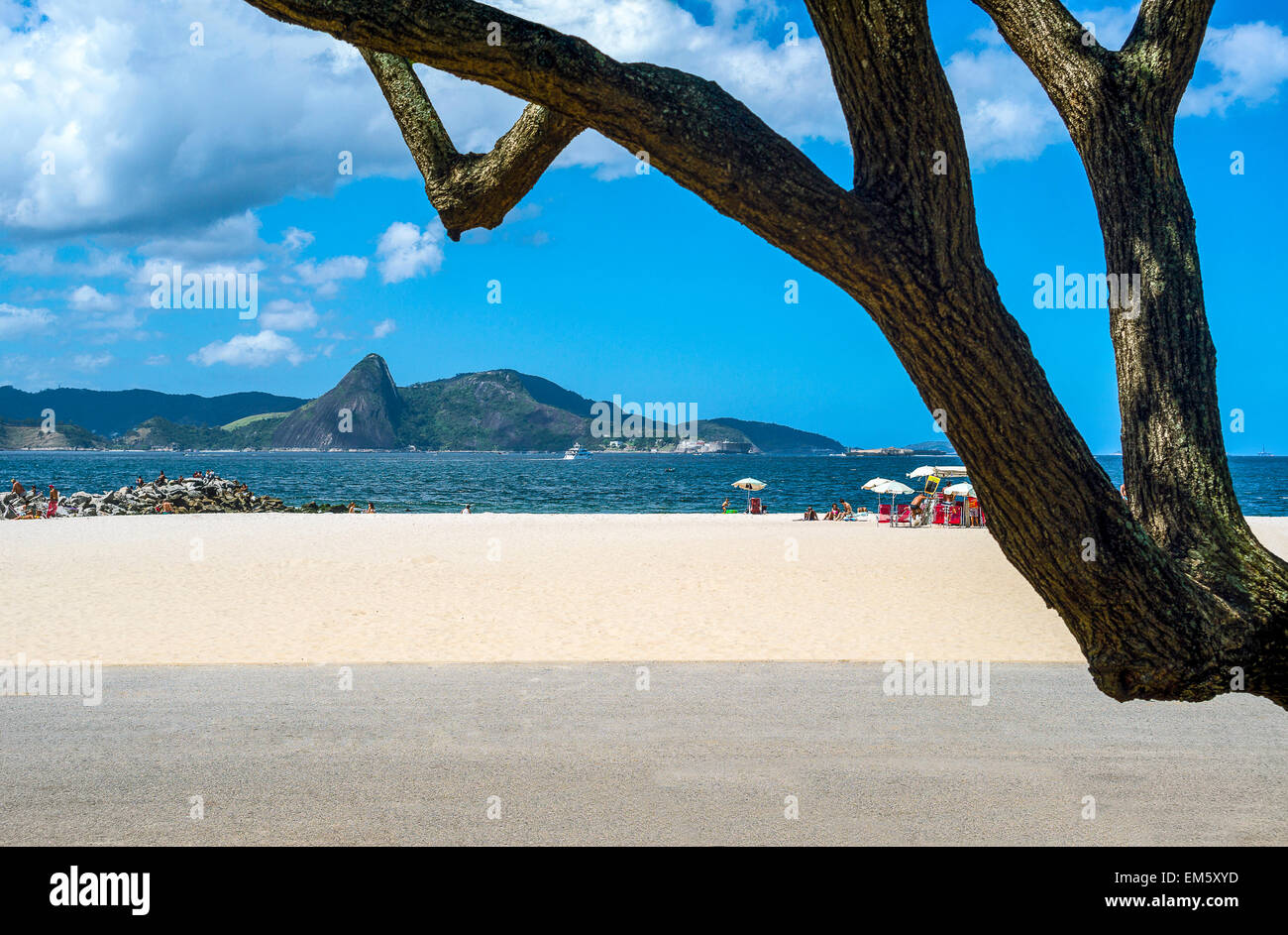Il Brasile, Rio de Janeiro, la gente sulla spiaggia Flamengo Foto Stock