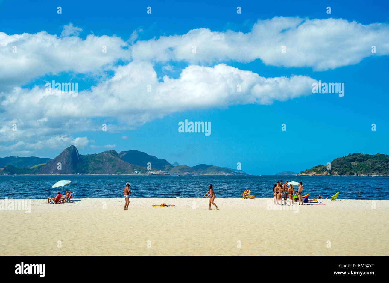 Il Brasile, Rio de Janeiro, la gente sulla spiaggia Flamengo Foto Stock
