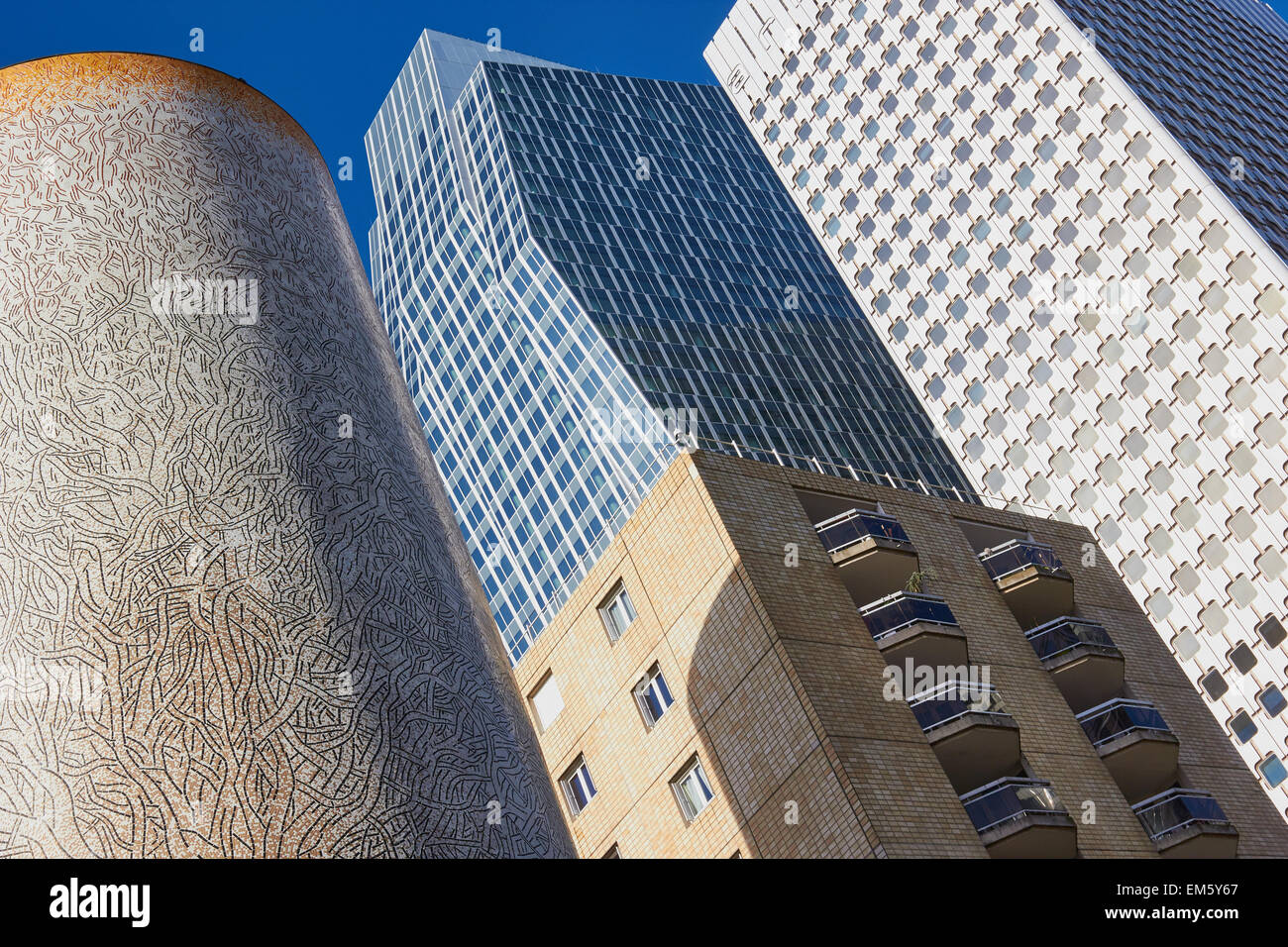 Architettura di contrasto dal quartiere degli affari La Defense Parigi Francia Europa Foto Stock