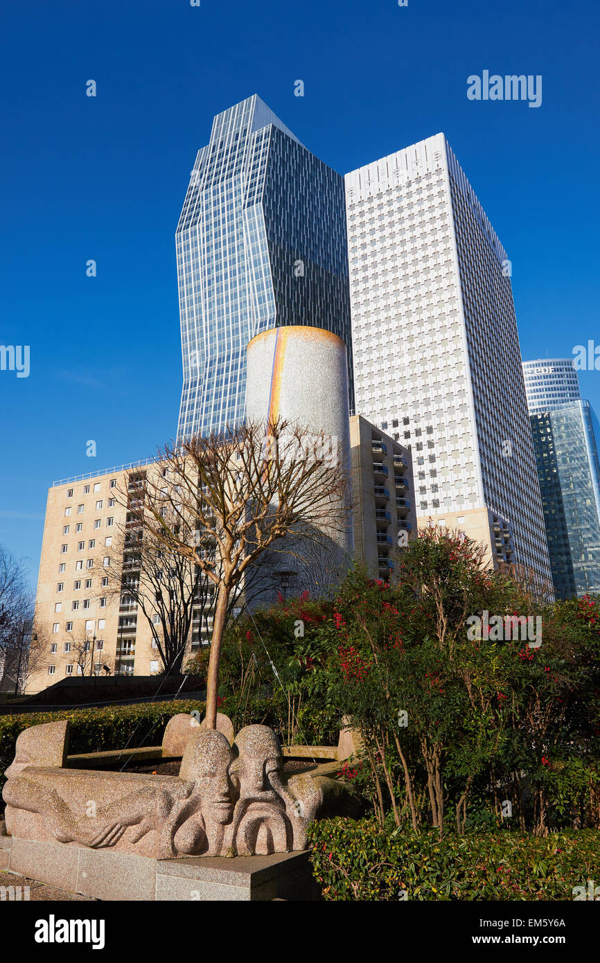 Grattacieli scultura e natura quartiere degli affari La Defense Parigi Francia Europa Foto Stock