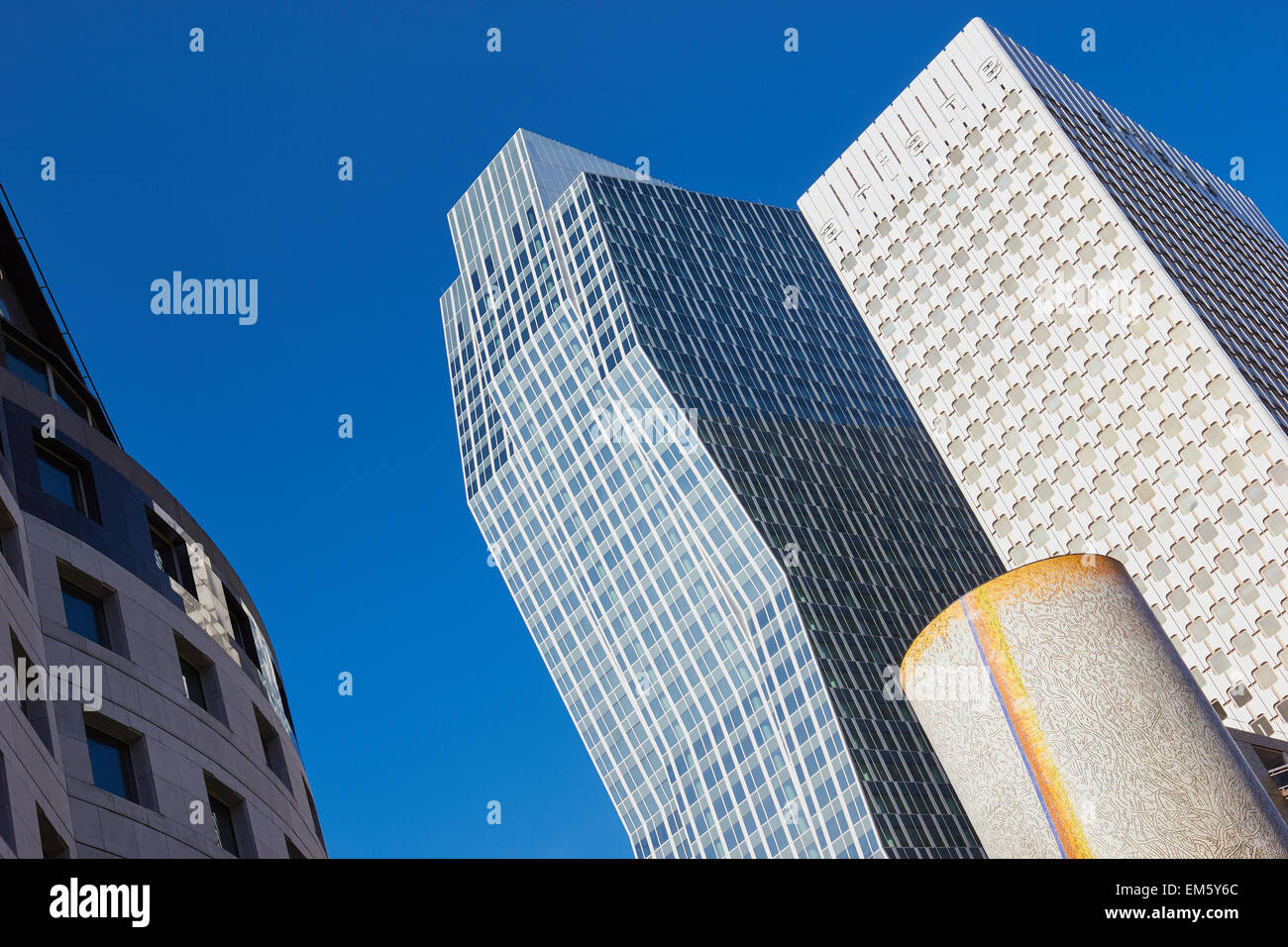 Edifici di contrasto dal quartiere degli affari La Defense Parigi Francia Europa Foto Stock