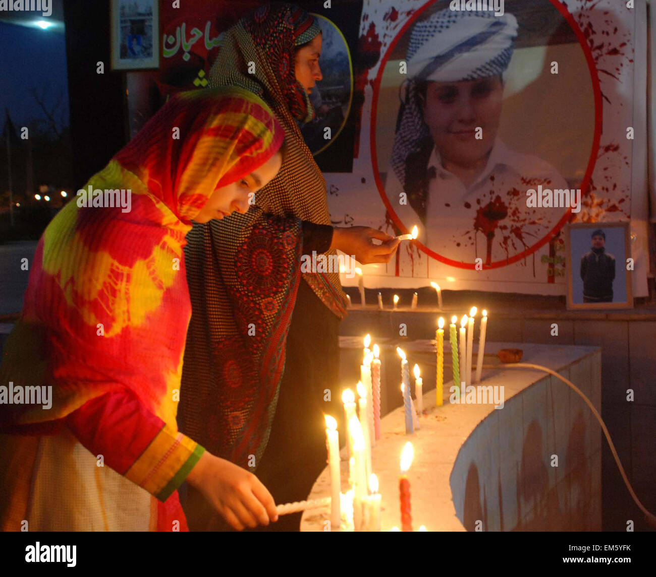 Membri dell esercito scuola pubblica Forum Shohada sono illuminanti candele in memoria dei martiri di esercito di scuola pubblica, Al Aman Chowk nella città di Peshawar Giovedì 16 Aprile, 2015. Foto Stock