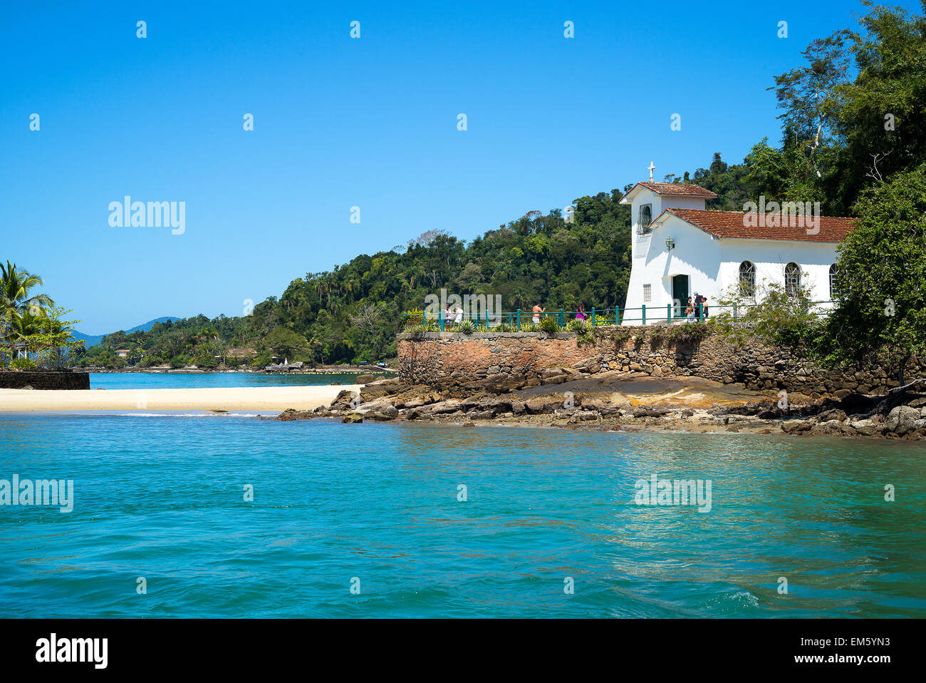 Il Brasile, Angra Dos Reis Bay, la piccola chiesa di Ponta de Pietade Foto Stock