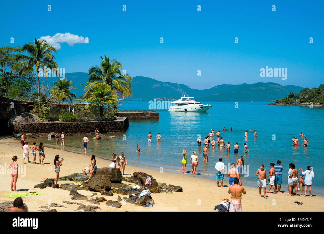 Il Brasile, Angra Dos Reis Bay, la gente sulla spiaggia di Ponta de Pietade Foto Stock