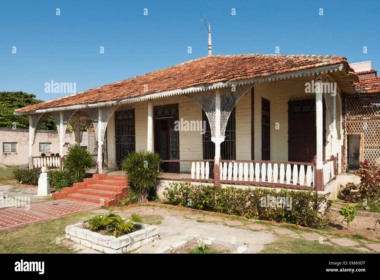Cuba, vecchia casa di legno sul lungomare; Cienfuegos Foto Stock