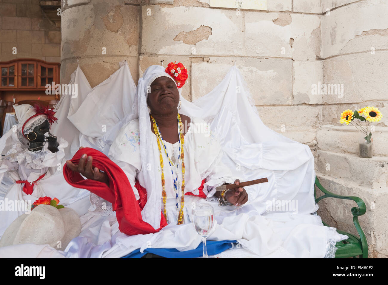 Cuba, Locale carattere cubano di fumare un sigaro cubano; l'Avana Foto Stock