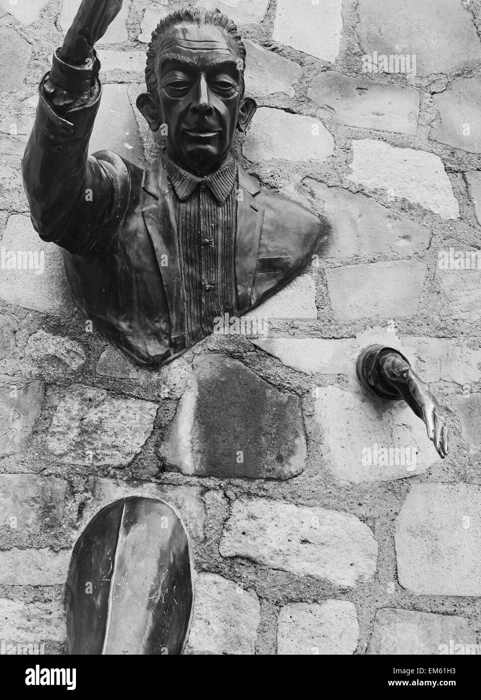 La Passe Muraille (walker attraverso pareti) una statua in bronzo di un uomo di mezza intrappolati in un muro di pietra a Montmartre Parigi Francia Foto Stock