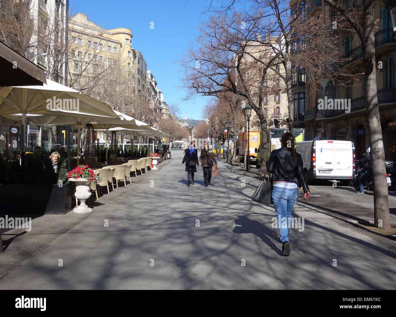 La gente camminare lungo la Rambla Catalunya in una bella mattina di primavera di Barcellona, in Catalogna, Spagna Foto Stock