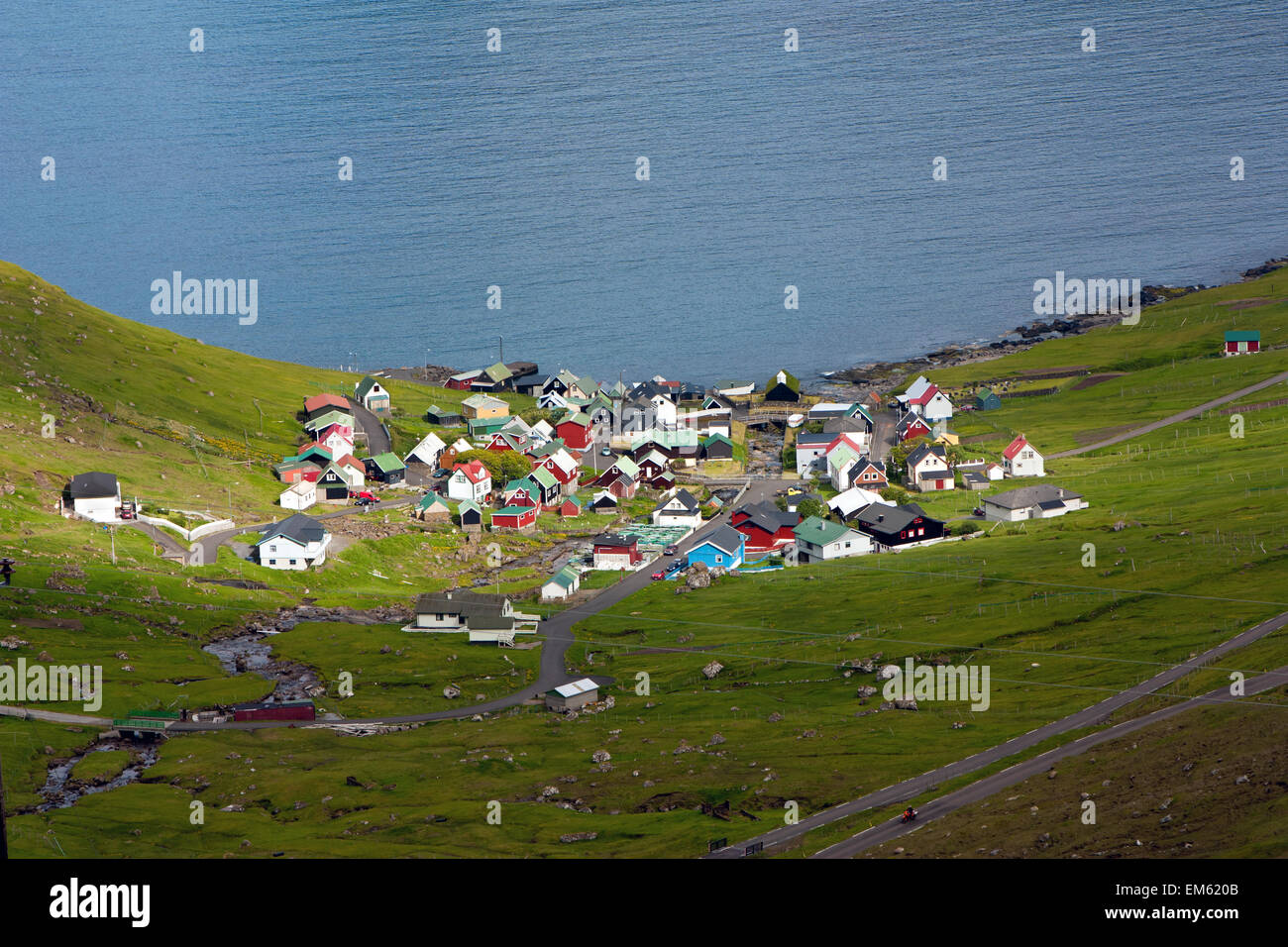 Colorato villaggio sul mare, le Isole Faroe Foto Stock