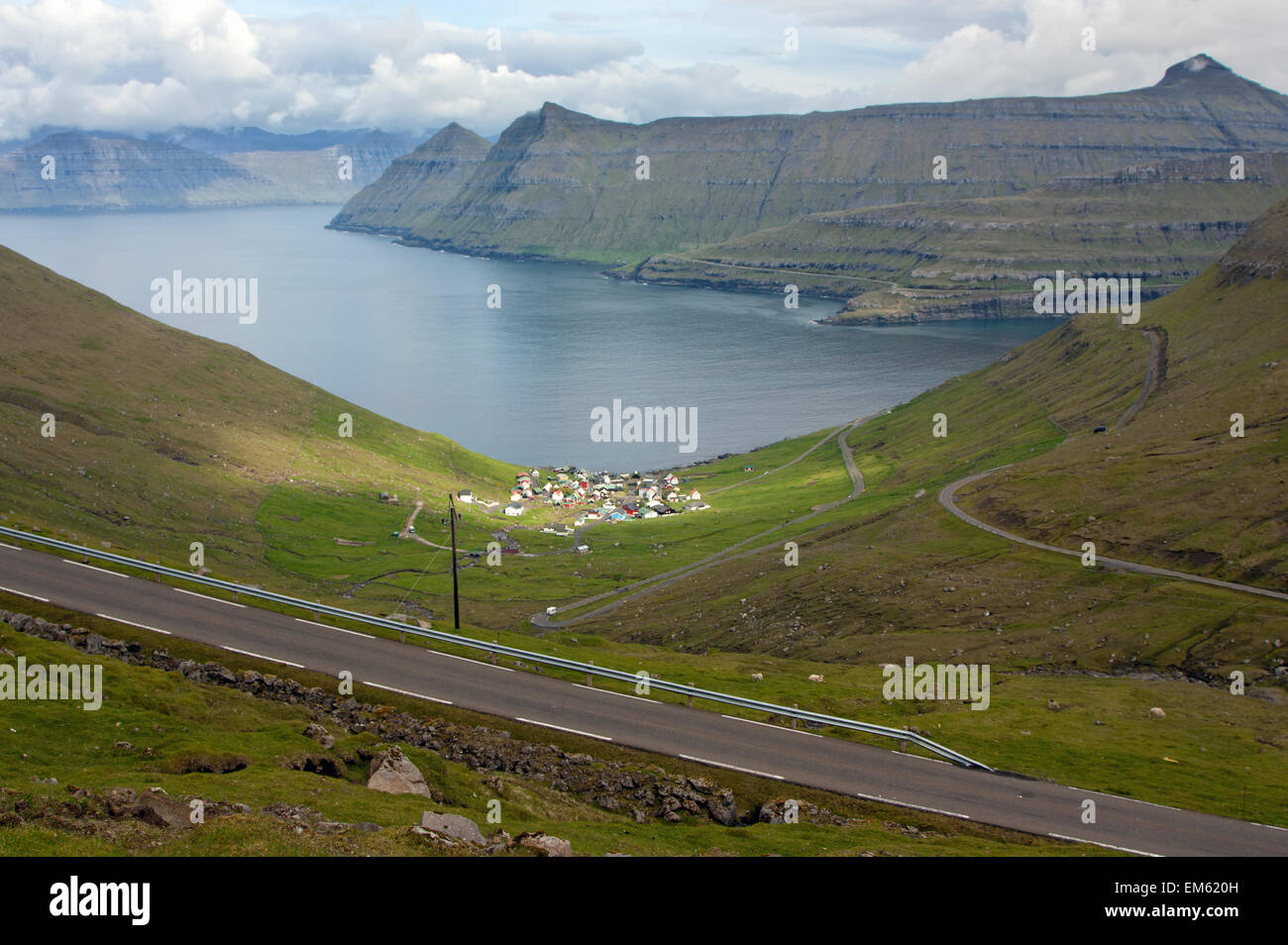 Funningur, isole Faerøer : remoto villaggio sul fiordo Foto Stock
