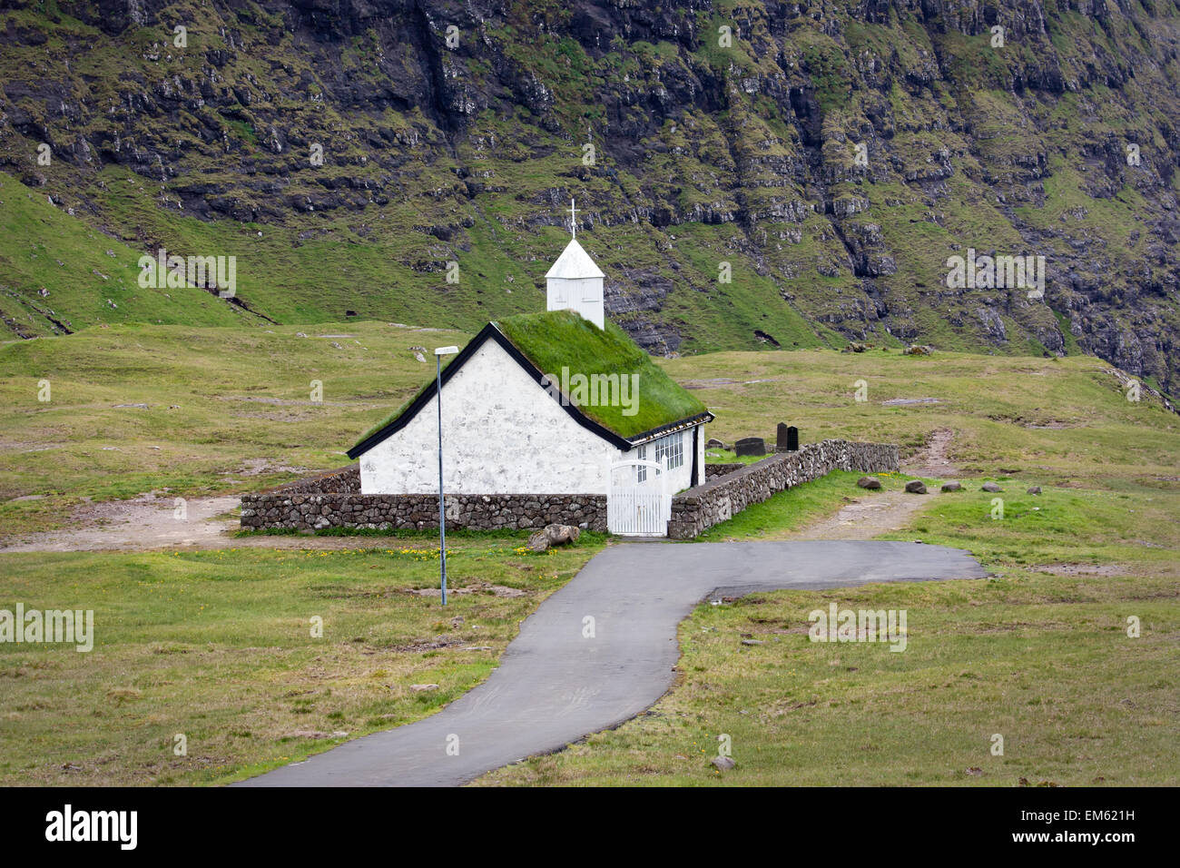 Turf chiesa del tetto in una verde vallata, Isole Faerøer Foto Stock