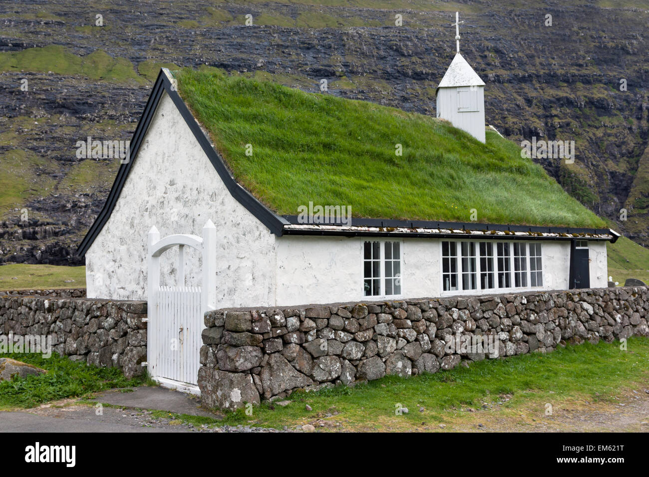 Tetto di erba chiesa in Saksun, Isole Faerøer Foto Stock