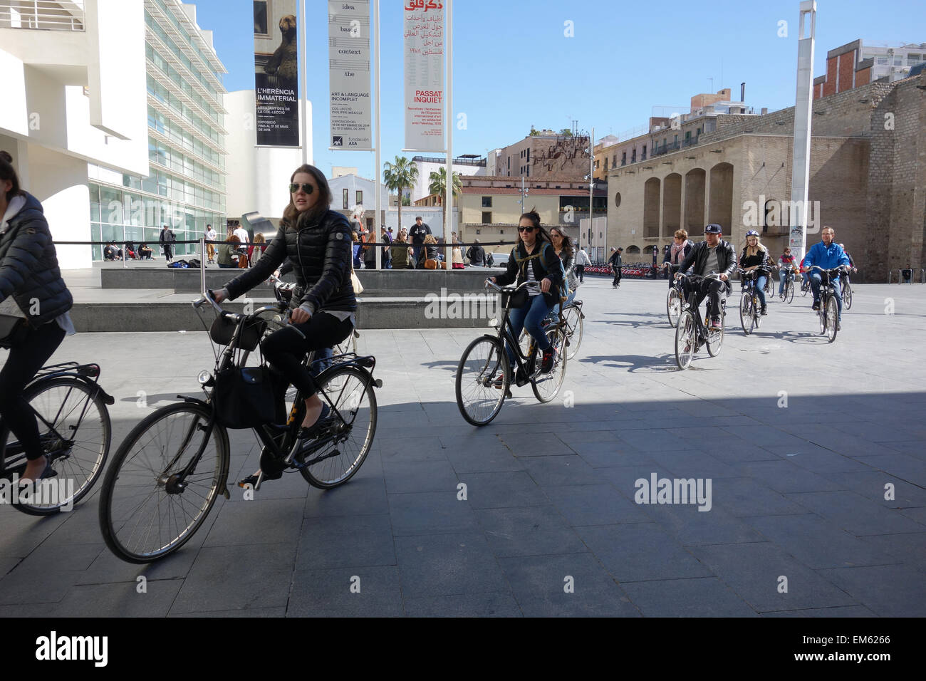 Gita in bicicletta passando per il museo MACBA in Plaça dels Angels, Barcellona, in Catalogna, Spagna Foto Stock