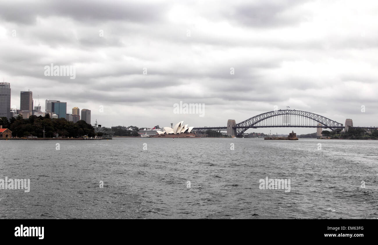 Skyline di Sydney e il Sydney Opera House di Sydney e il Sydney Harbour Bridge in un giorno nuvoloso. Foto Stock