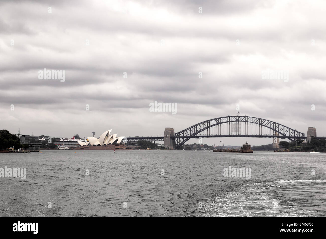 Skyline di Sydney e il Sydney Opera House di Sydney e il Sydney Harbour Bridge in un giorno nuvoloso. Foto Stock