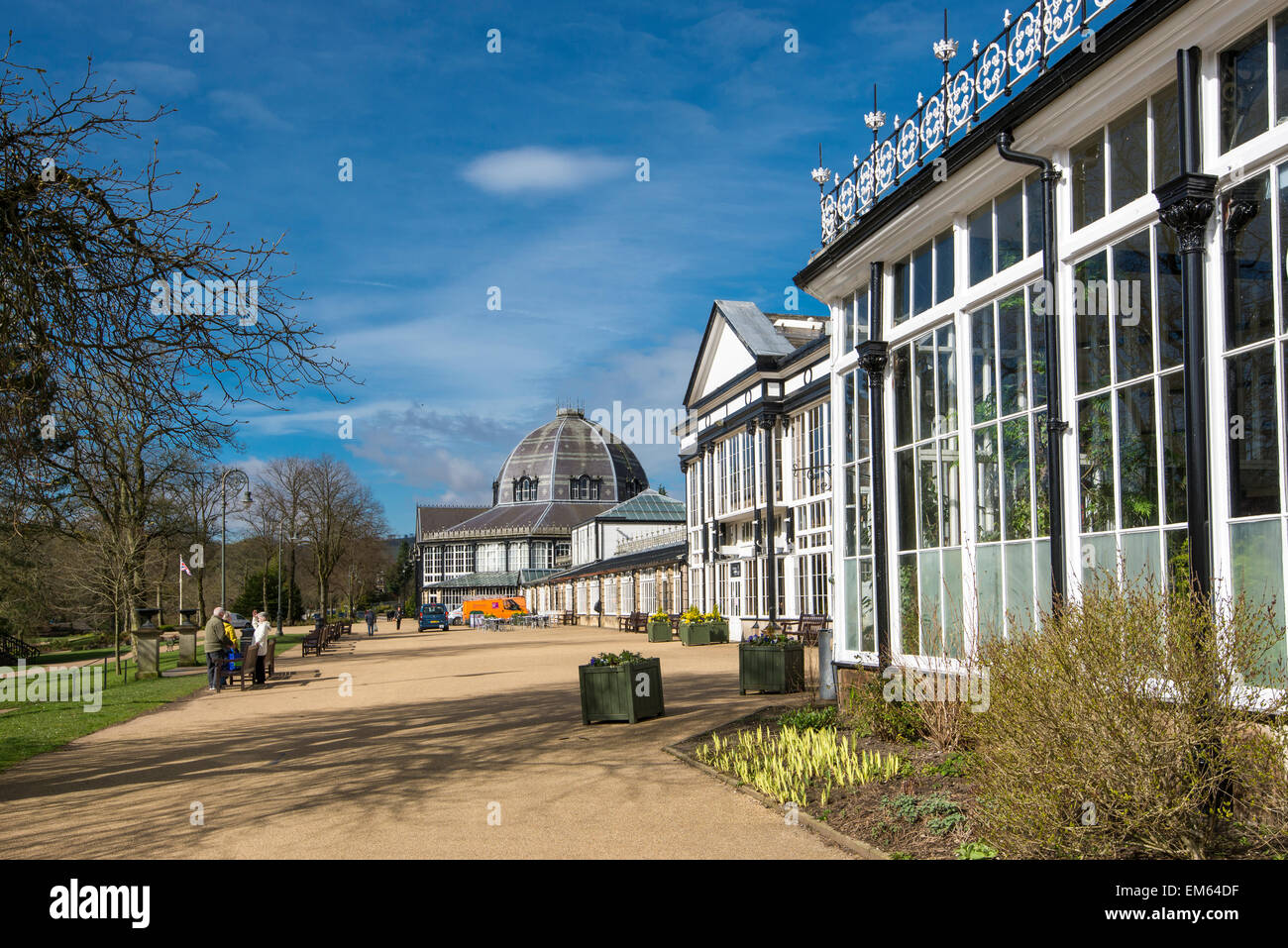 Edifici del Pavilion Gardens, Buxton su una soleggiata mattina di primavera. Foto Stock