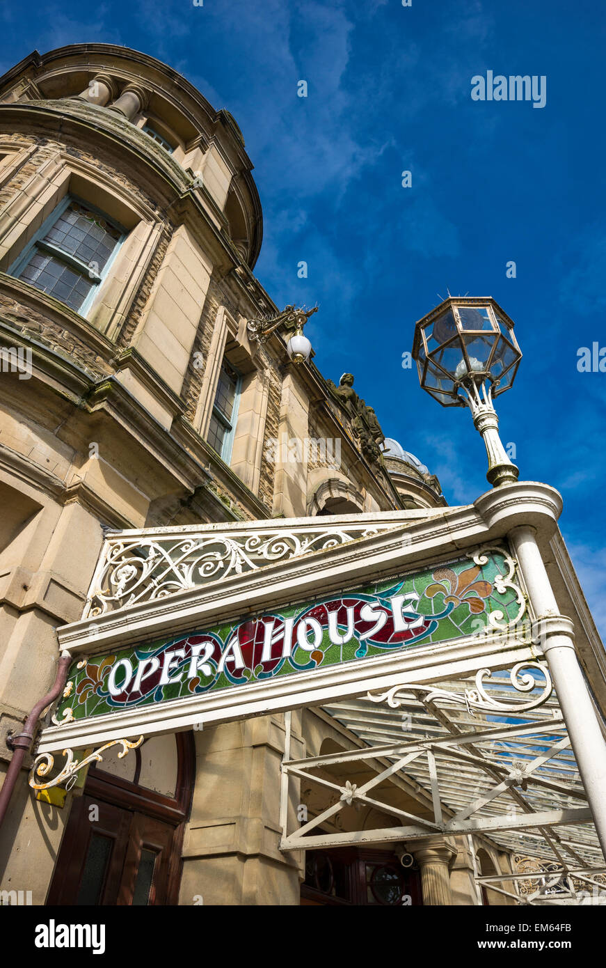 Vetro colorato segno a Buxton Opera House nel Derbyshire su una soleggiata giornata di primavera. Foto Stock