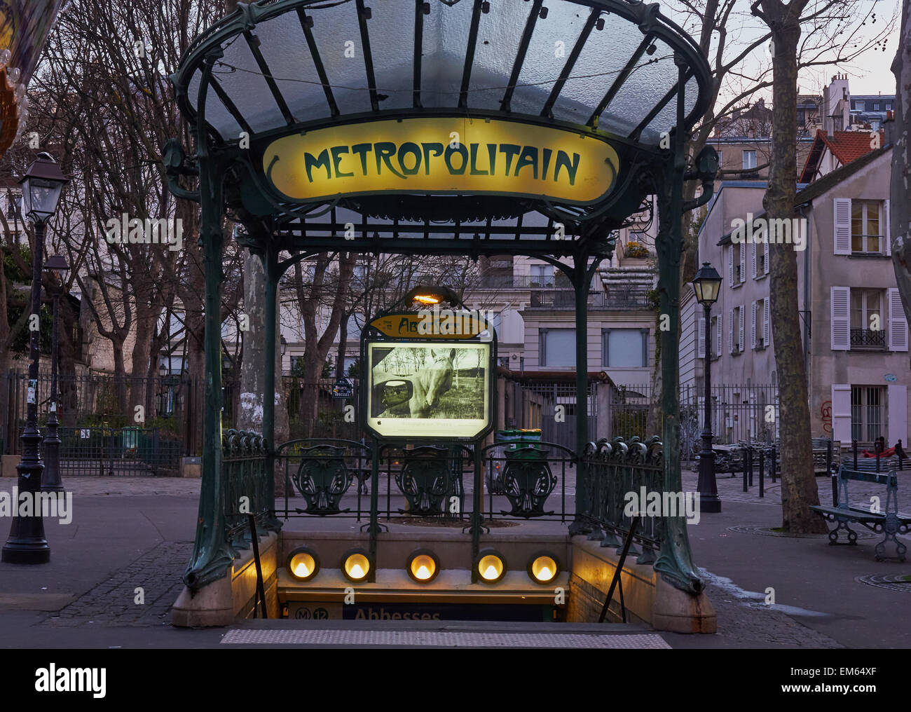 Art Nouveau tettoia e rotaie a Abbesses la stazione della metropolitana di Parigi Montmartre Francia Europa Foto Stock