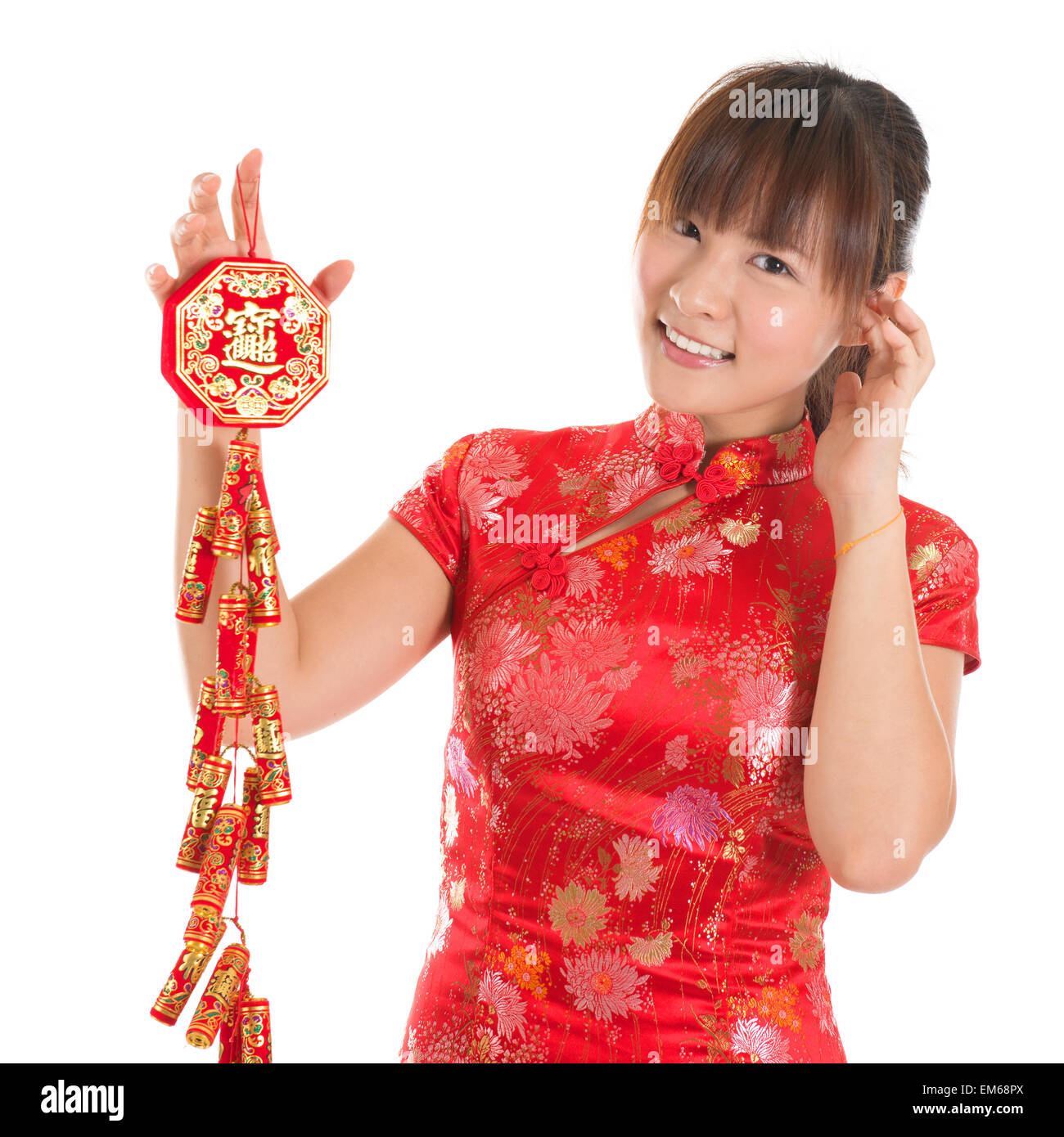 Cheongsam cinese ragazza con fire cracker Foto Stock
