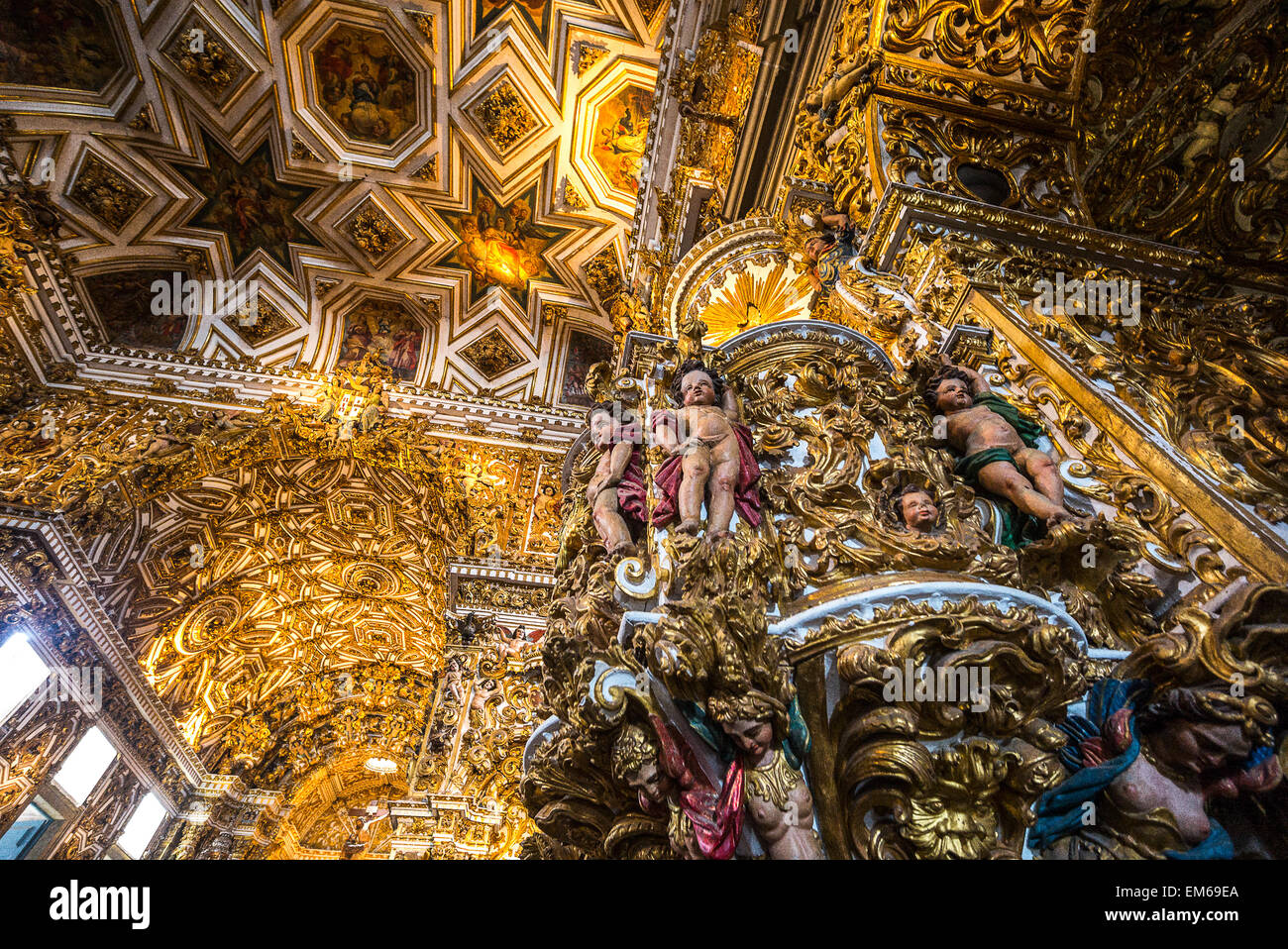 Il Brasile, Salvador, statue di santi e decori in oro in - Chiesa di San Francesco, il pulpito Foto Stock