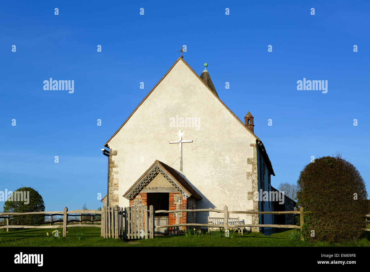 St Hubert la Chiesa. Primo piano della chiesa sulla collina con il sole di setting riflettendo dall alto della croce. Foto Stock