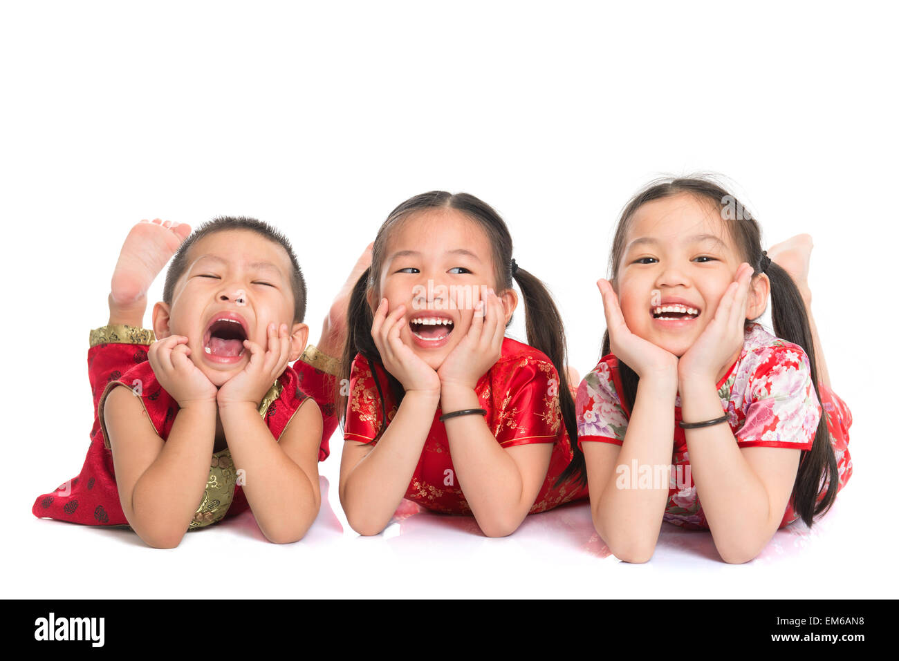 Bambini asiatici sdraiato sul pavimento Foto Stock