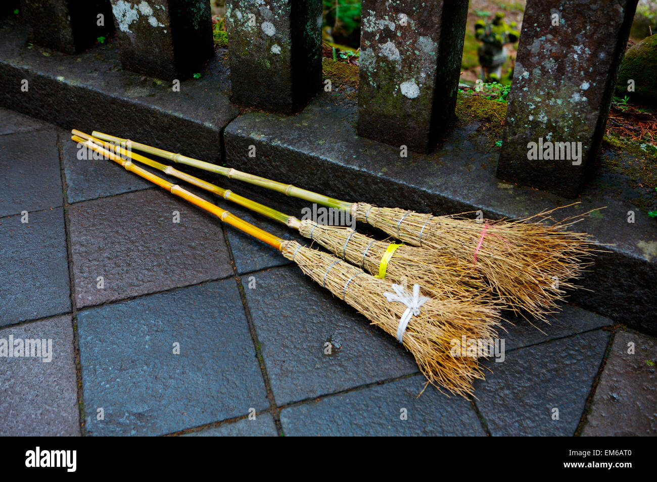 Giappone, Tokyo, Scope fatte con bambù disteso su un terreno bagnato. Foto Stock