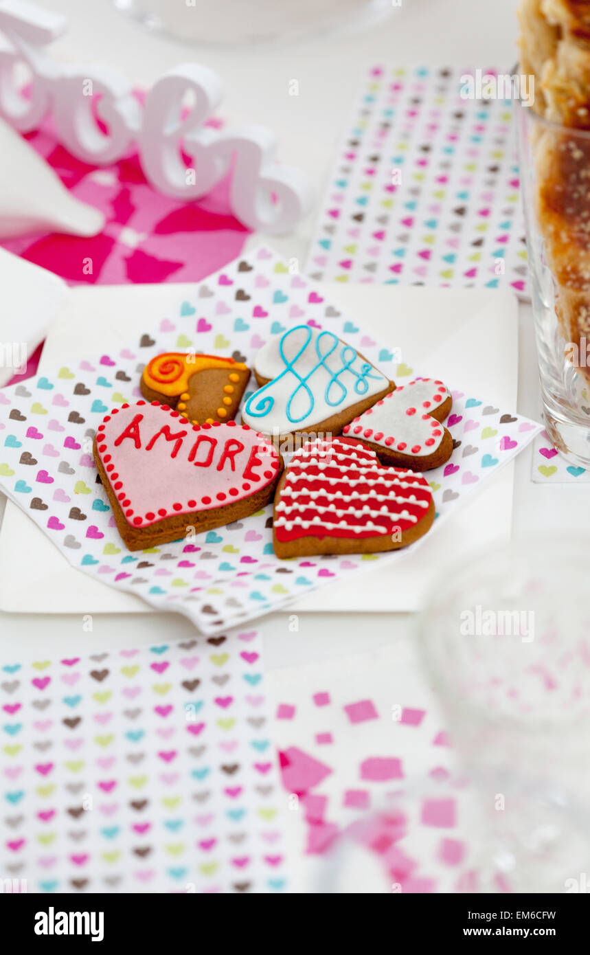 A forma di cuore i cookie per il giorno di San Valentino sul tovagliolo Foto Stock