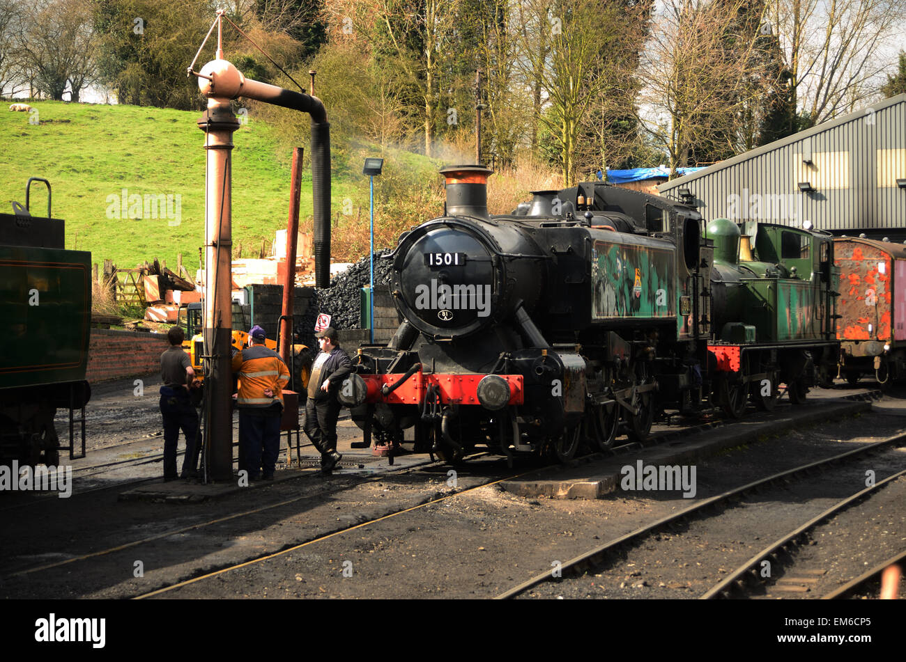 Prese a Severn Valley Railway a Bridgnorth nello Shropshire. Due motori serbatoio sedersi presso la torre dell'acqua. Foto Stock