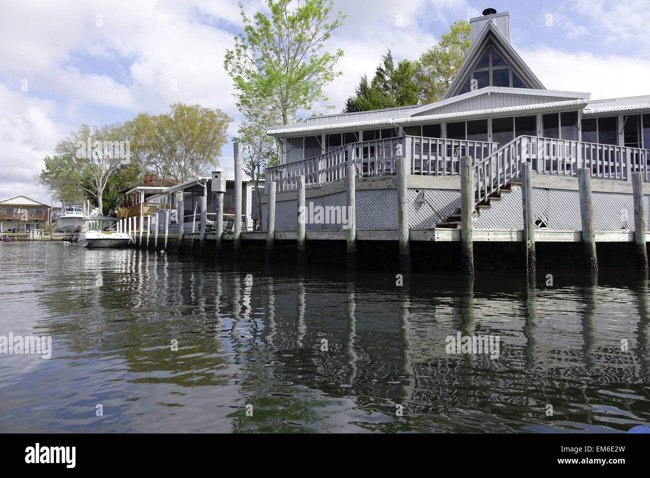 Case e dock su un canale che conduce al fiume Homosassa, Florida Foto Stock