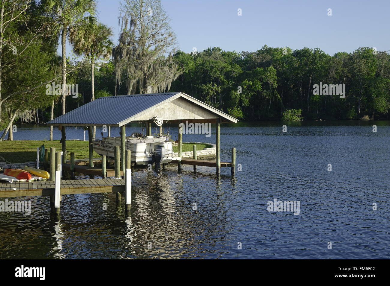 Dock in barca sul fiume Homosassa, Florida Foto Stock