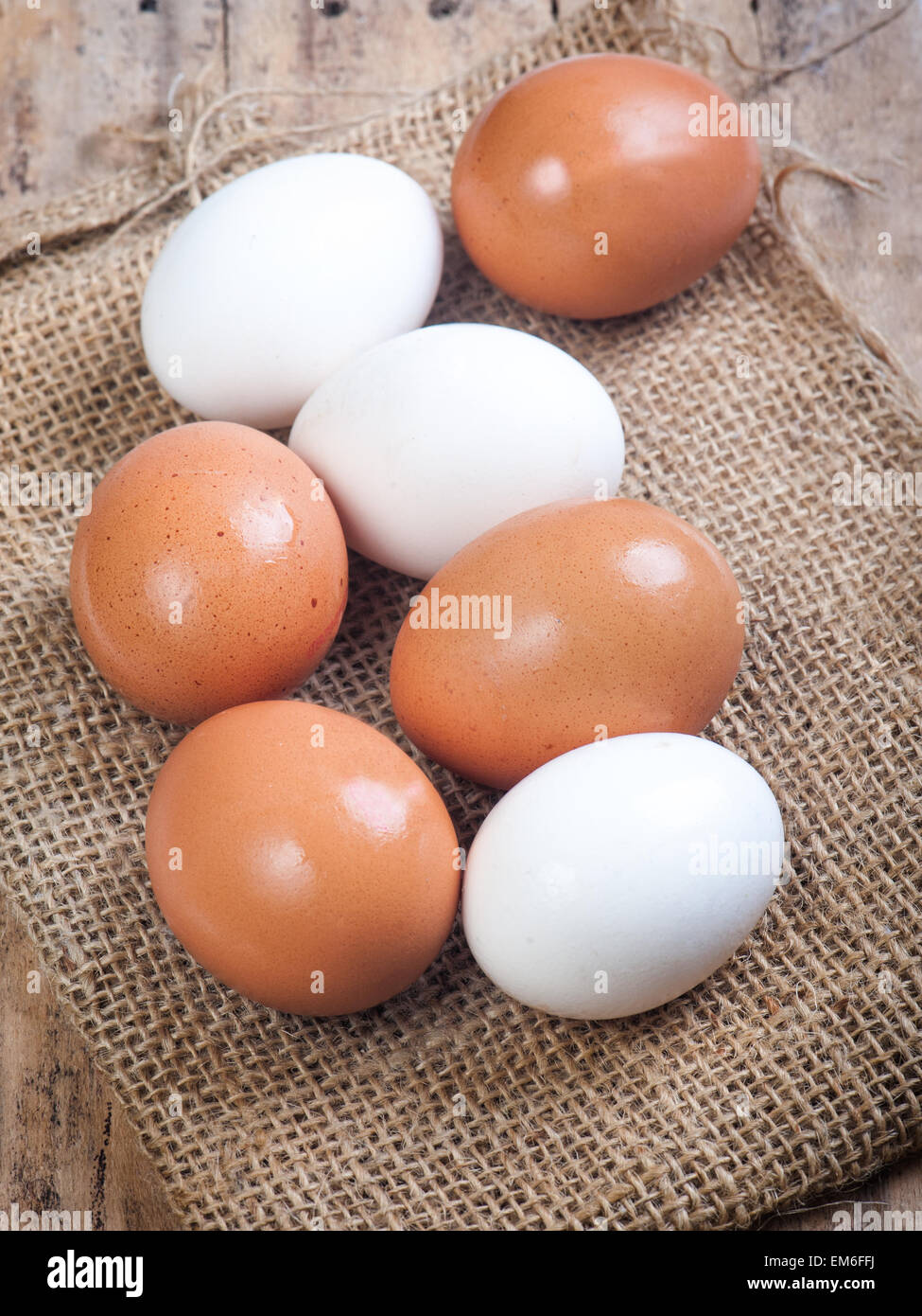 Uova su una superficie in legno Foto Stock