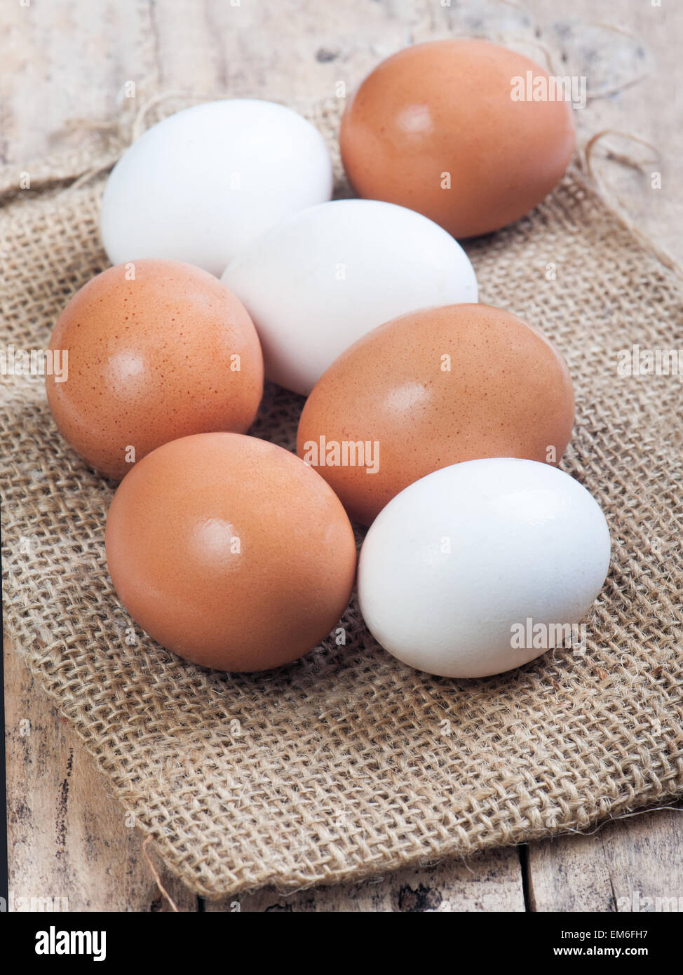 Uova su una superficie in legno Foto Stock