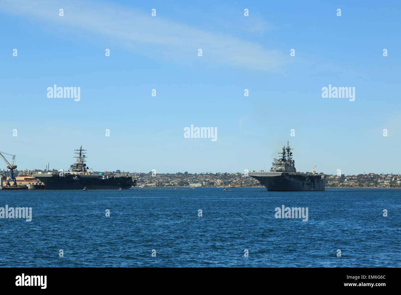 Una fotografia di alcune navi militari nella Baia di San Diego, come si vede dal Seaport Village. San Diego è una città in California. Foto Stock