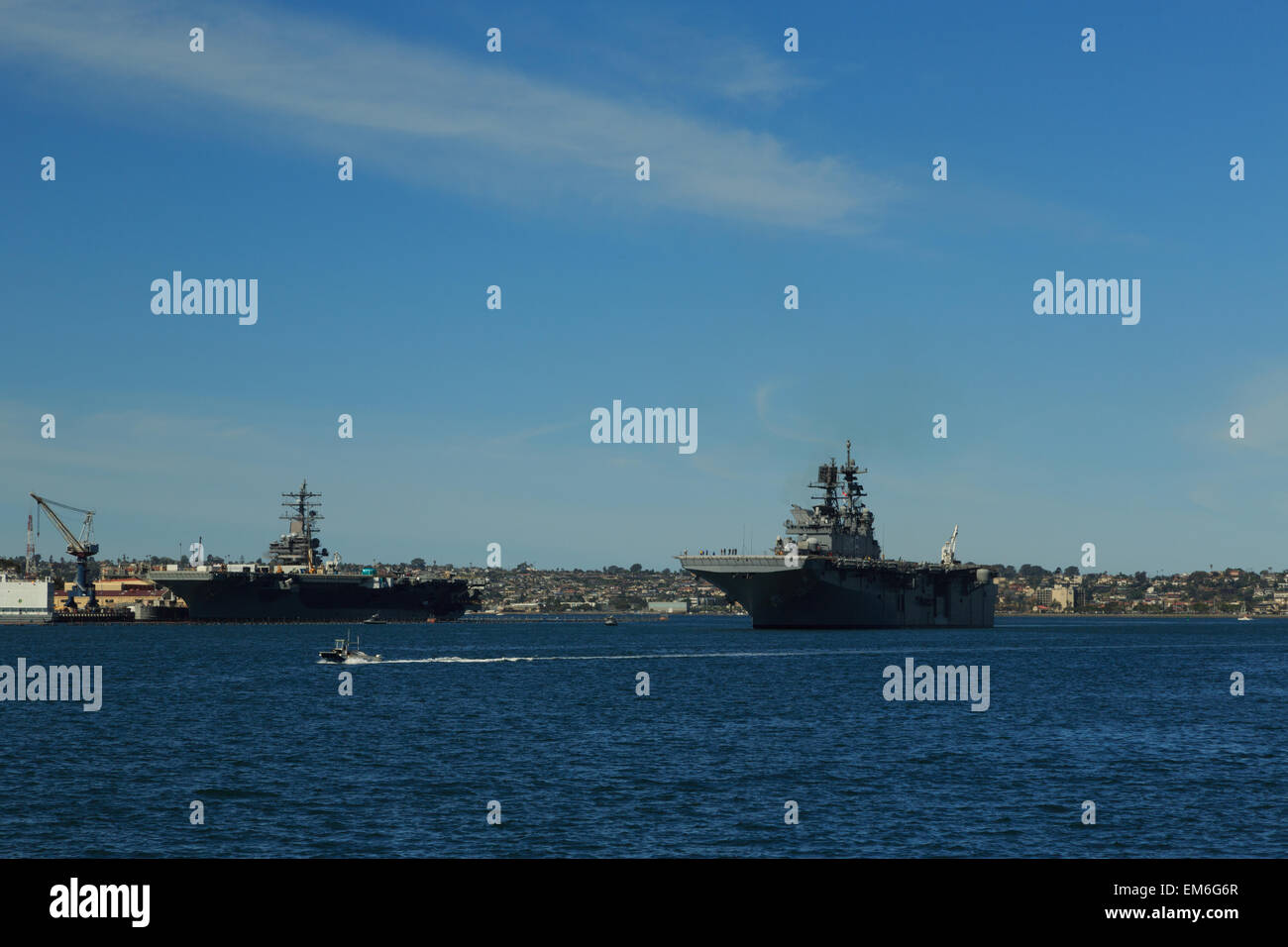 Una fotografia di alcune navi militari nella Baia di San Diego, come si vede dal Seaport Village. San Diego è una città in California. Foto Stock