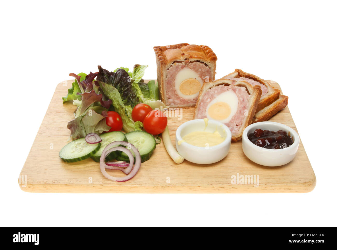 La carne di maiale e torta di uova con insalata, sottaceti e insalata crema su una tavola di legno isolata contro bianco Foto Stock