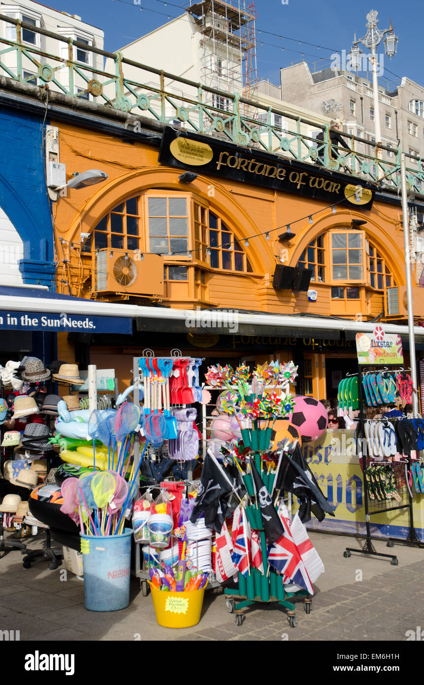 Negozi a Brighton Sea Front la vendita di oggetti per i turisti Foto Stock