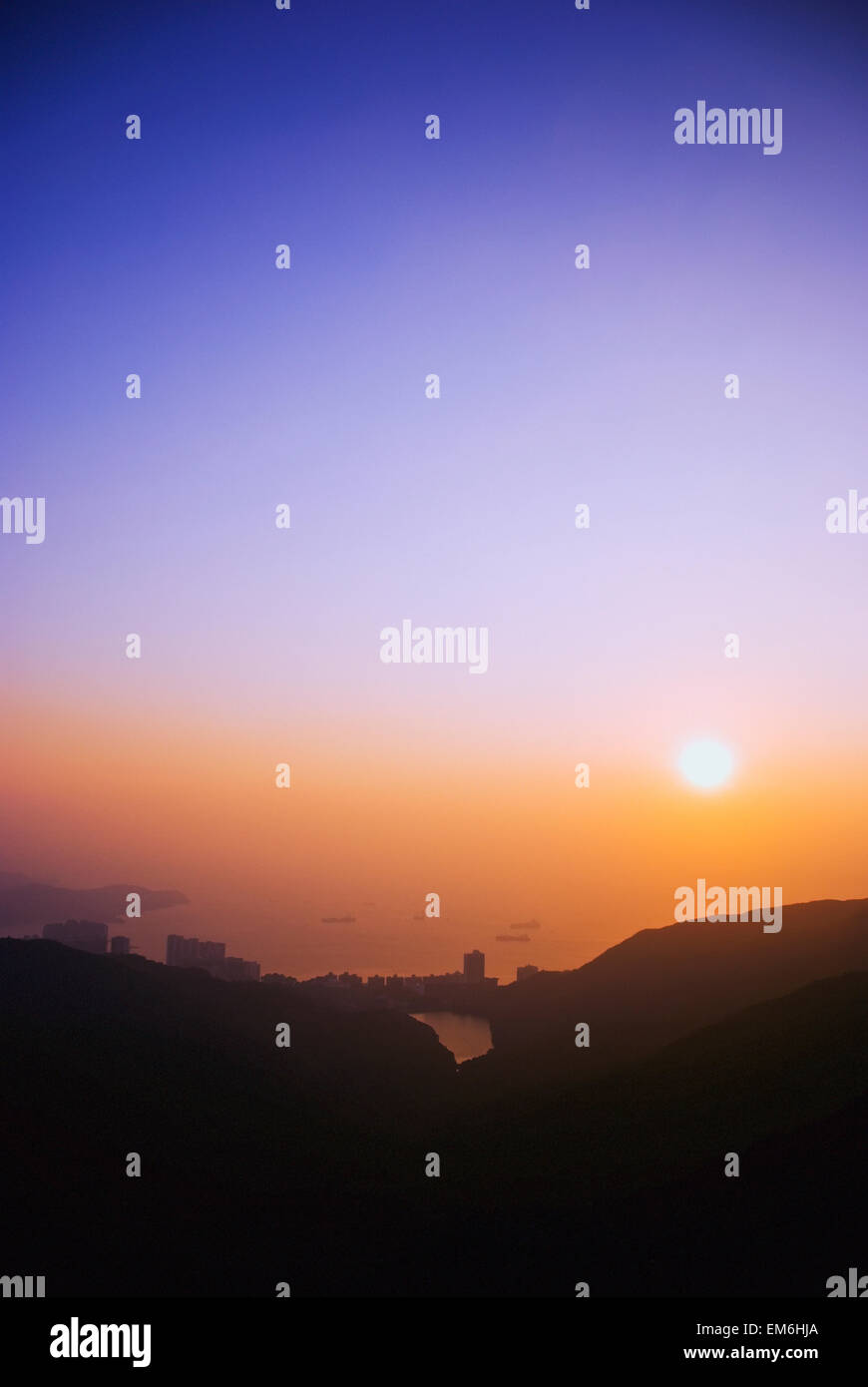 Cina, Hong Kong, a est dal Mar Cinese Orientale al tramonto dal picco; Aberdeen Foto Stock