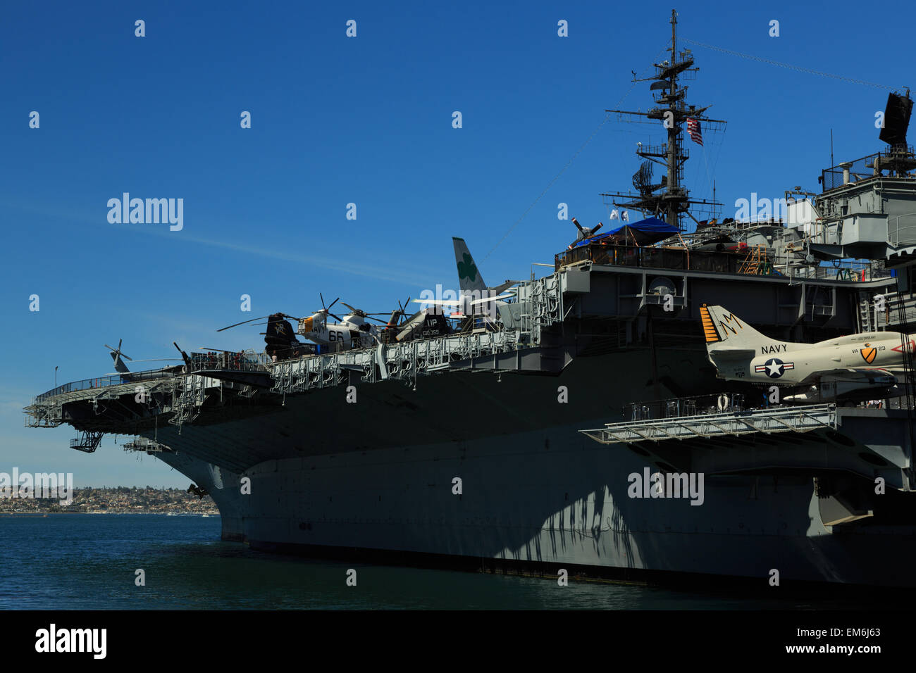 Una fotografia della USS Midway (CV-41) Museo sulla Baia di San Diego, California. La USS Midway Museum è un museo marittimo. Foto Stock