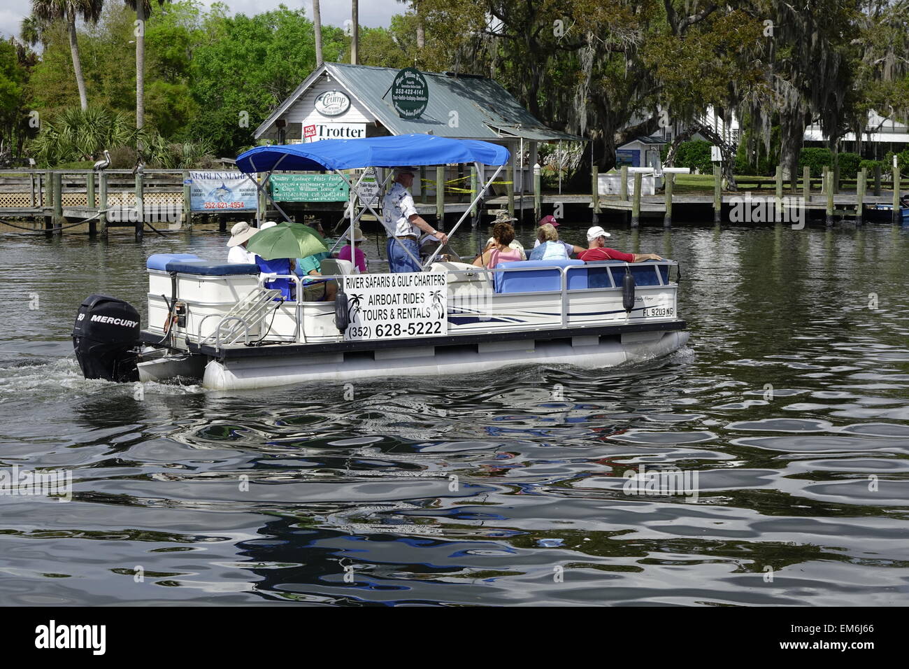 Barca per gite con i visitatori sul fiume Homosassa Foto Stock