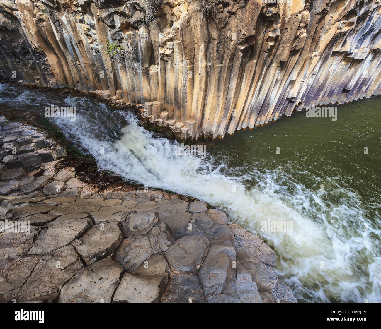 Israele, vista di basalto colonnare e cascata; Yehudiya Riserva Naturale Foto Stock