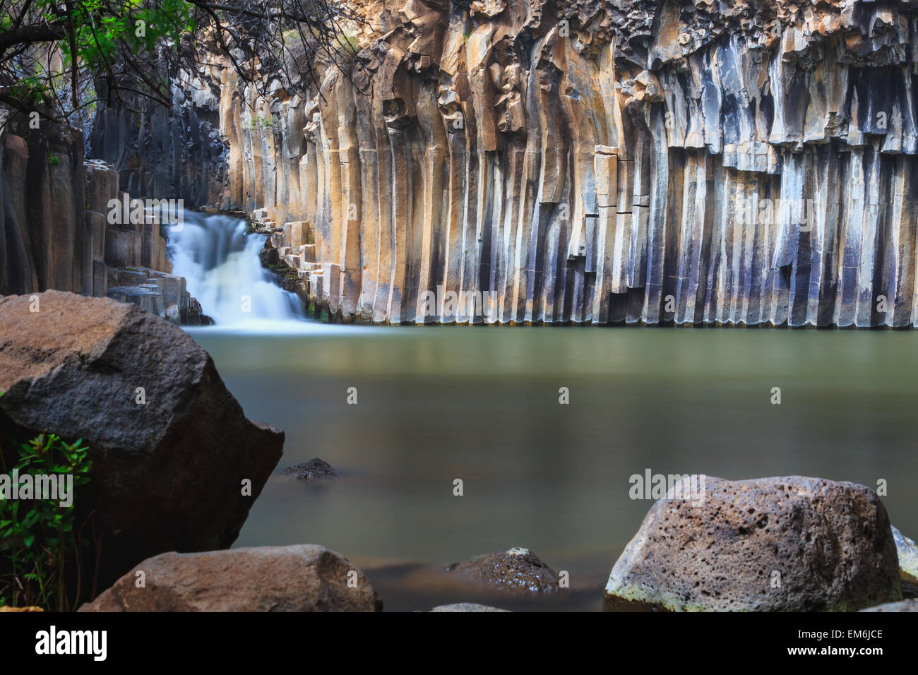 Israele, tranquilla scena di basalto colonnare; Yehudiya Riserva Naturale Foto Stock